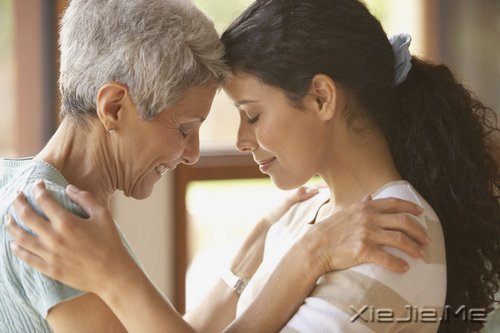 抱一抱你的妈妈吧,趁她还在